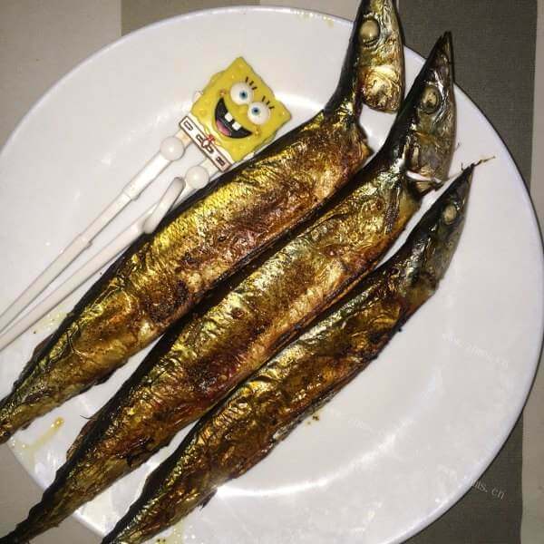 美味的盐烤秋刀鱼 
