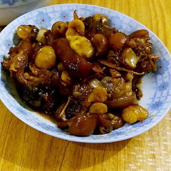 美味的猪脚炖板栗