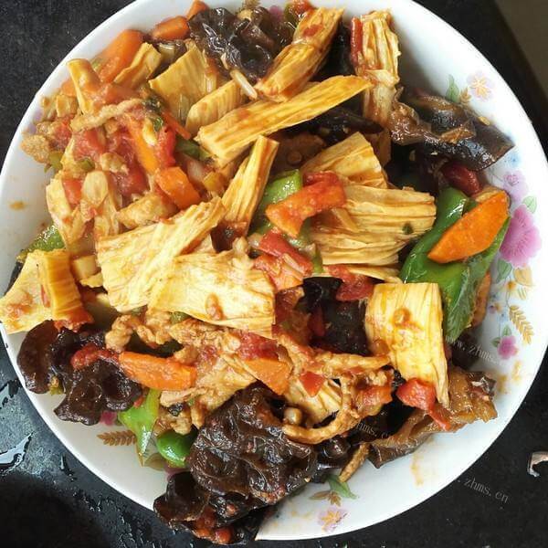 鲜美的腐竹秋耳炒肉