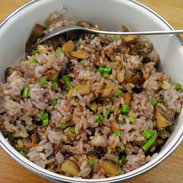 可口的鸡蛋炒黑米饭