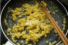 好吃的鸡蛋芝士吐司饺做法图解3)