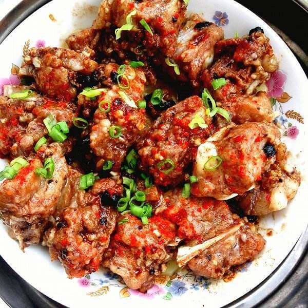 美味的竹笼小米蒸排骨