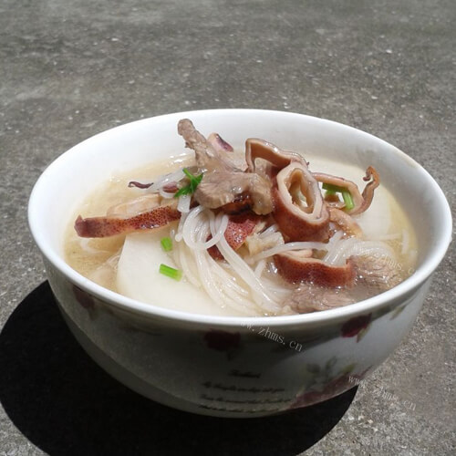 美味的火腿肠煮米粉