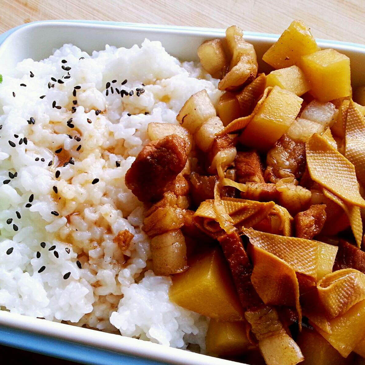 妈妈做的酱香五花肉米饭
