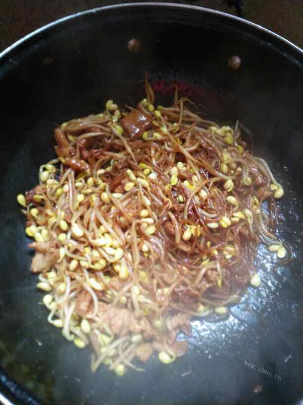 家常猪肉豆芽粉丝做法图解7)