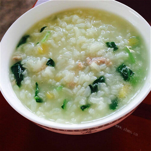 美味的青菜瘦肉面条粥