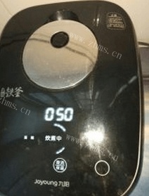 好吃的电饭煲红曲蛋糕做法图解6)