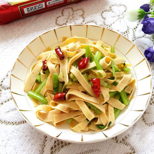 开胃的芹菜炒豆皮