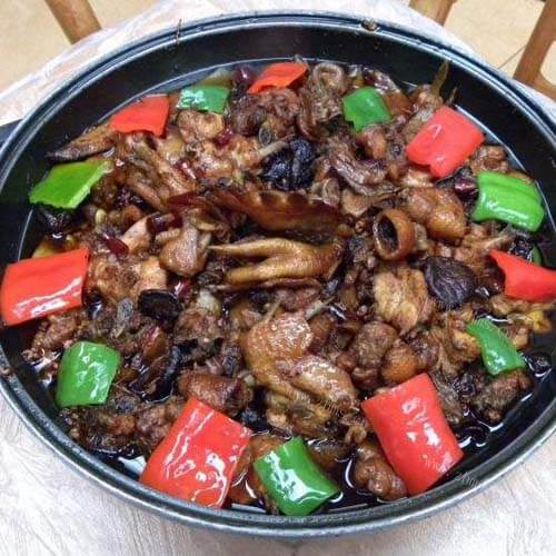 美味蒸汽鸡肉杂菇火锅