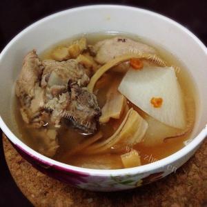 美味的鱿鱼炖排骨