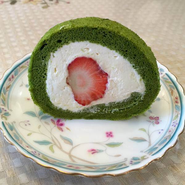 美味的抹茶草莓蛋糕卷
