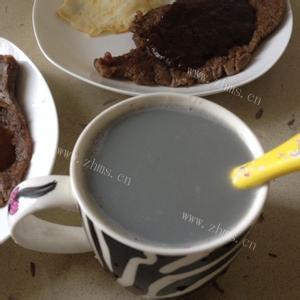 营养的黑米燕麦黑黄豆浆