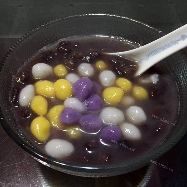 美味的自制紫薯元宵
