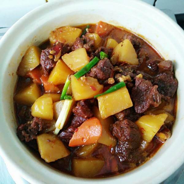美味牛腩烩胡萝卜土豆