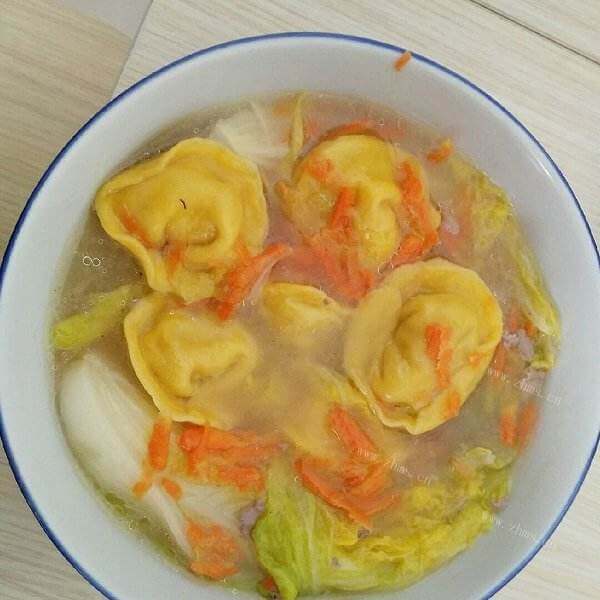 美味的素食元宝饺子