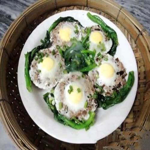 可口的肉饼炖鹌鹑蛋