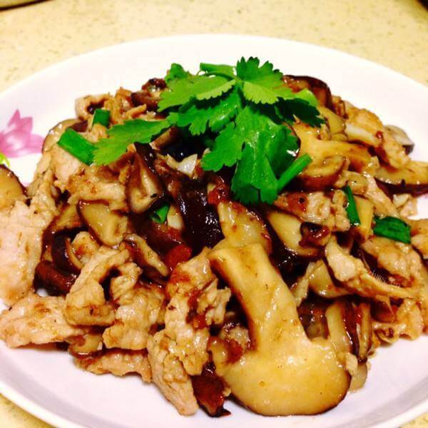 家常青红椒煸香菇