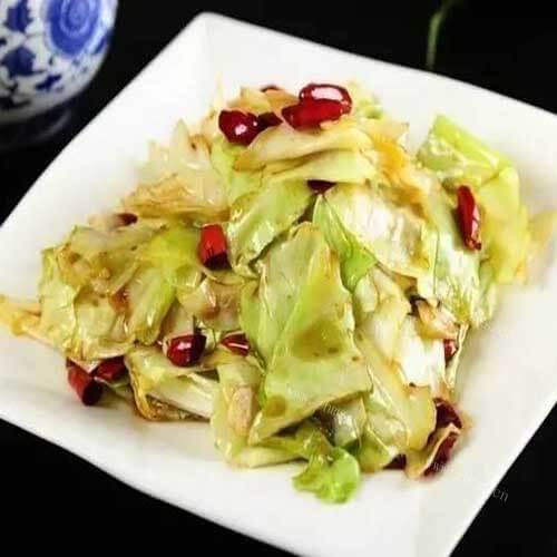 美味的爆炒包菜西红柿
