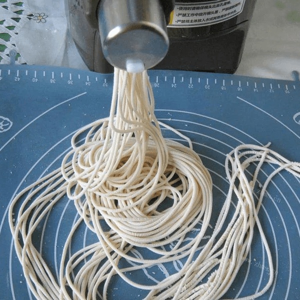 美味的酸菜肉丝面做法图解2)