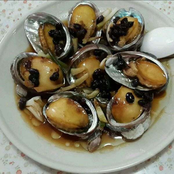 美味的蒜蓉红椒蒸鲍鱼