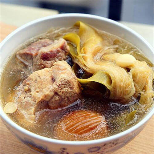鲜美的玉竹筒骨汤