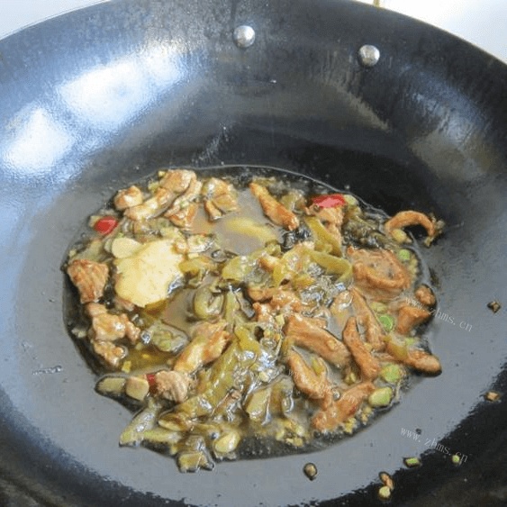 美味的酸菜肉丝面做法图解7)