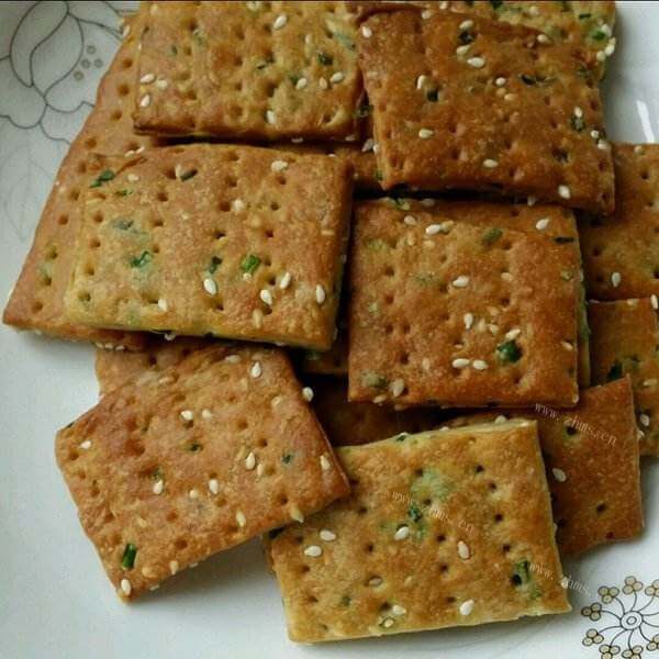 美味的葱香苏打花瓣饼干