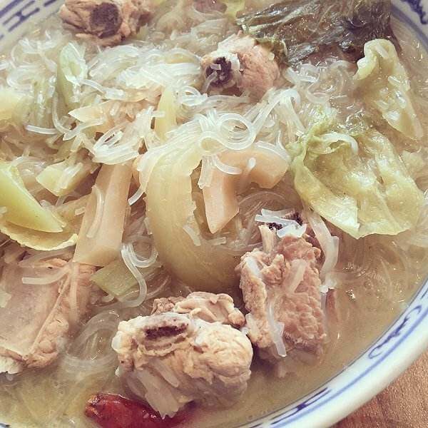 美味的东北酸菜炖骨头