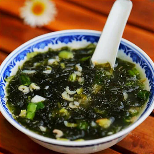 美味的豆皮紫菜汤