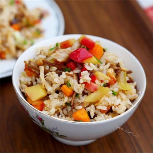 美味的苹果鸡丝炒饭