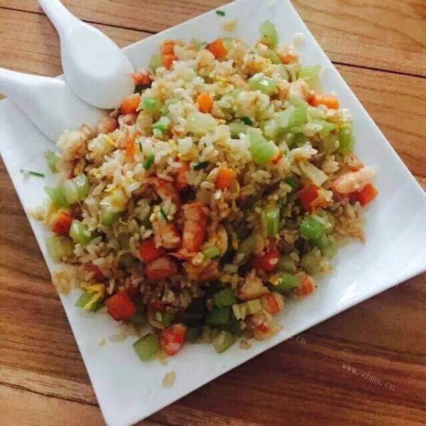 美味的火腿玉米虾仁炒饭