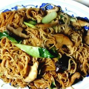 美味豆角菌鲍菇焖面红萝卜