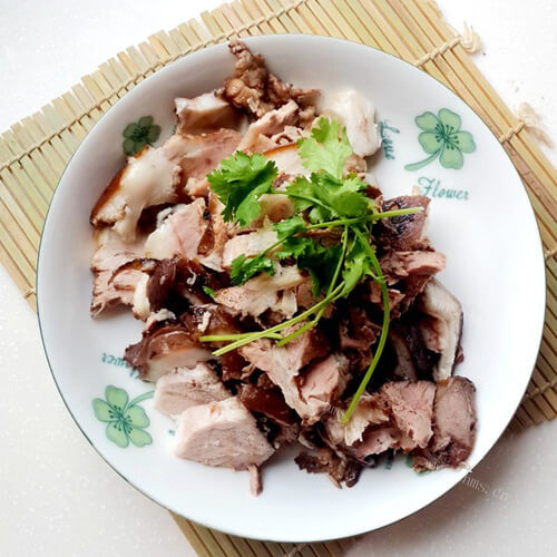 美味的酱香肘子肉片