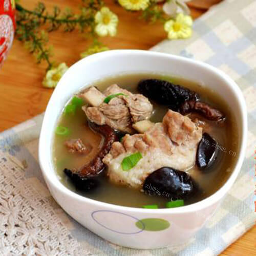美味的金钱菇排骨汤