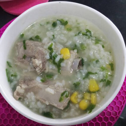 美味的菜芯排骨大米粥