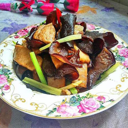 易学的香芹木耳炒肉糕