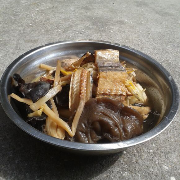 美味的黄花菜猪肉炖鳗鱼干