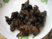 健康的黑木耳炒腐竹做法图解3)
