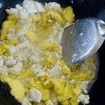 家常菜笋尖臭豆腐炒蛋做法图解4)