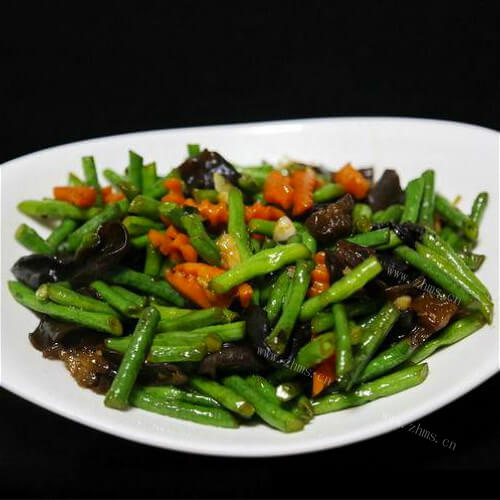 家常木耳鸡肉炒豆角