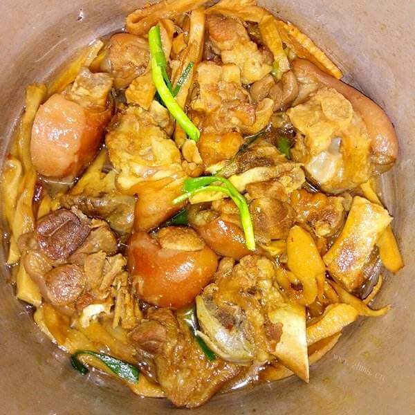 营养鲜嫩多汁猪蹄烧笋干