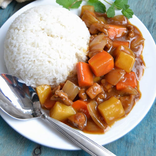 好吃的土豆鸡丁盖饭