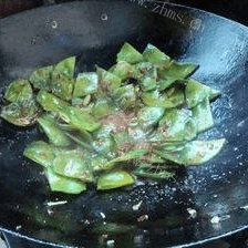 香鲜至极的扁豆炒肉片做法图解7)