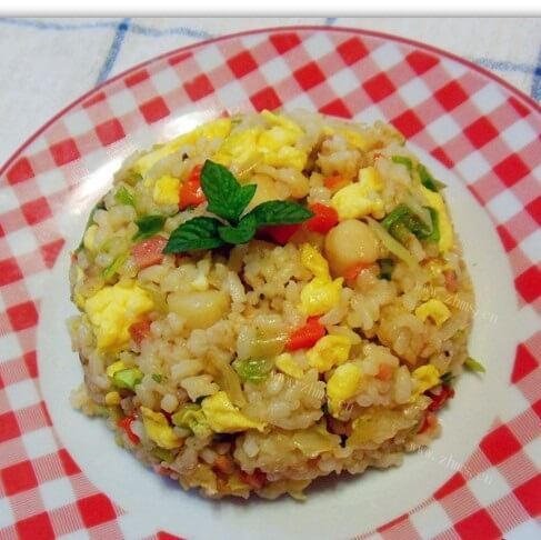 可口的海鲜咖喱蛋炒饭