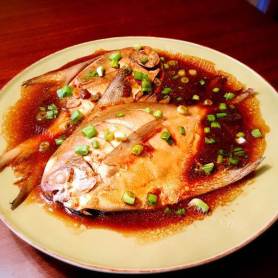 美味砂锅闷鲳鱼