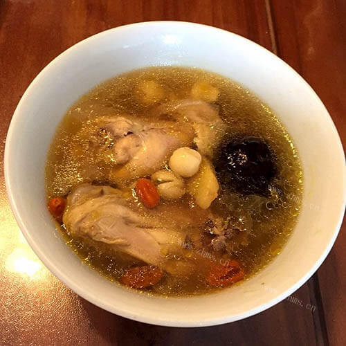 有营养的银耳莲子煲鸡汤