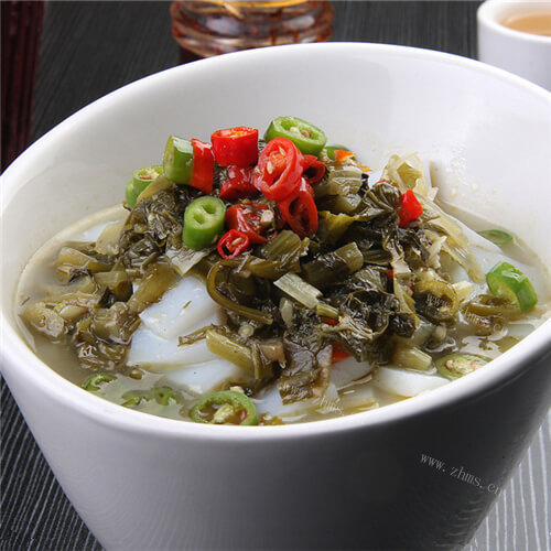 美味的腌菜煮凉粉