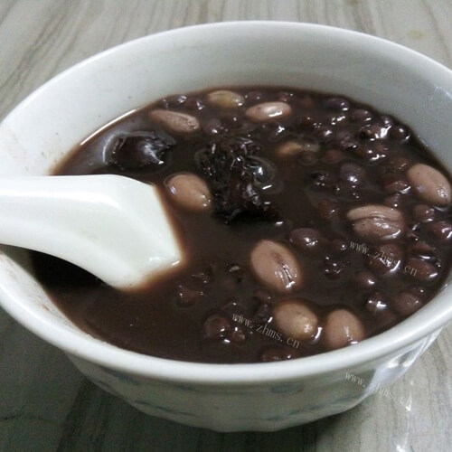 养颜莲子红枣黑米粥