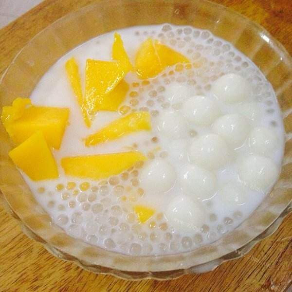 美味的芒果椰蓉巧克力汤圆