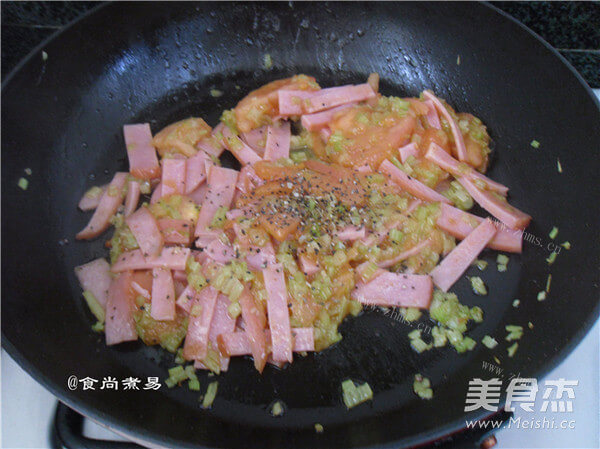 美味的芹菜番茄披萨做法图解2)